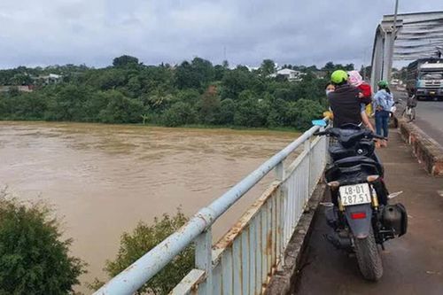 Cãi nhau với bạn gái, thiếu niên 16 tuổi bất ngờ leo lên thành cầu rồi nhảy xuống sông mất tích