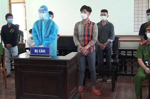 Cả nhóm ở tù vì hiếu thắng