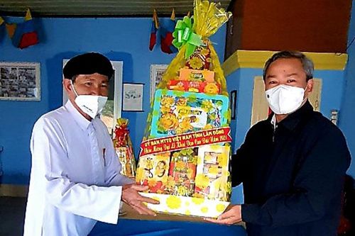 Ủy ban MTTQ Việt Nam tỉnh thăm và chúc mừng Đại Lễ khai đạo Cao Đài năm 2021