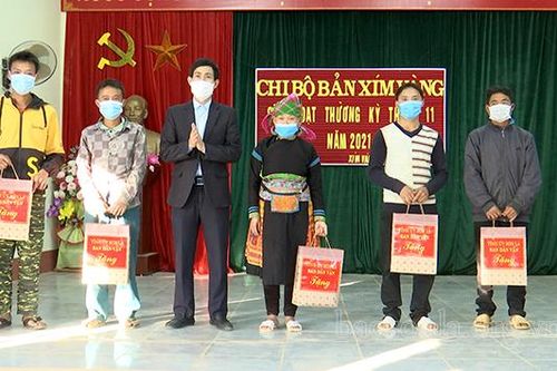 Đồng chí Trưởng ban Dân vận Tỉnh ủy dự sinh hoạt tại Chi bộ bản Xím Vàng