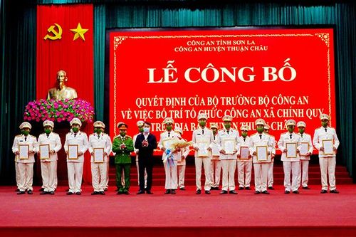 Công bố quyết định tổ chức công an xã chính quy