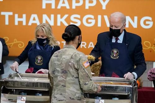 Tổng thống Biden tới căn cứ lục quân, đích thân phục vụ đồ ăn cho lính Mỹ