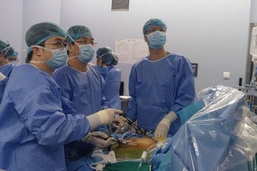Lần đầu tiên tại Việt Nam thực hiện kỹ thuật nội soi lấy mảnh gan từ người hiến sống ghép gan
