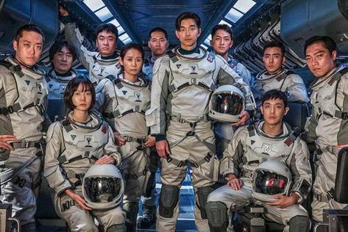 Gong Yoo, Bae Doo Na mang 'The Silent Sea' đặt chân đến Mặt Trăng vào đêm Giáng sinh