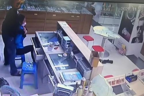 Diễn biến mới nhất vụ kề dao vào cổ nữ thu ngân cửa hàng bán điện thoại cướp tiền