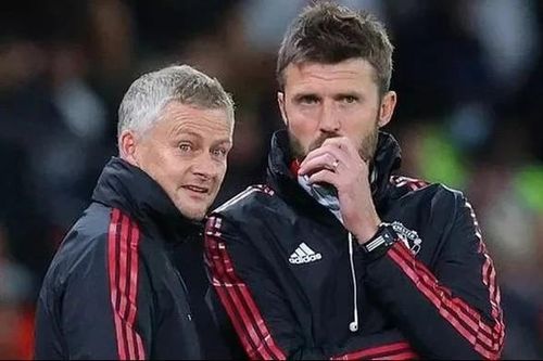 Carrick tặng chiến thắng cho Solskjaer