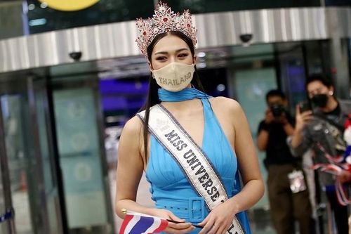 Hoa hậu Thái Lan bị kiện vì ảnh đứng trên quốc kỳ