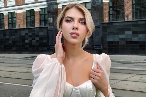 Nữ người mẫu bị dọa giết vì giống Scarlett Johansson
