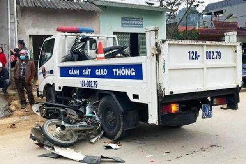 Làm rõ vụ nam sinh va chạm xe CSGT