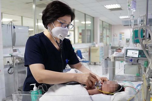 Trẻ sơ sinh ngộ độc nặng vì gia đình dùng sái thuốc phiện pha vào sữa