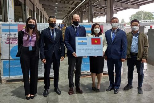 Tiếp nhận 500.000 liều vaccine AstraZeneca của Cộng hòa Argentina trao tặng