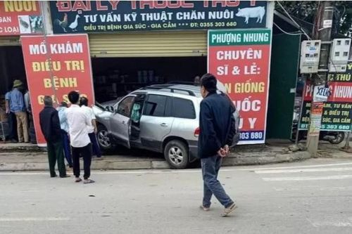 Xế hộp mất lái người phụ nữ thoát chết trong gang tấc