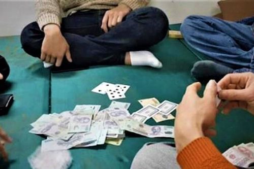 Nghi bị gian lận khi đánh bạc, 2 thanh niên thuê người hành hung đối phương