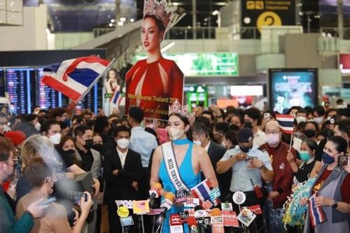 Chụp ảnh đứng trên quốc kỳ, Hoa hậu Thái Lan bị kiện
