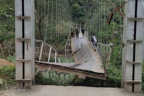 Cao Bằng: Ôtô chở hàng quá tải, làm sập cầu treo rơi xuống vực