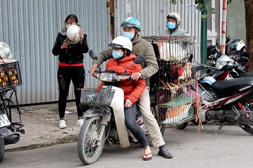 Chợ Quang (Hà Nội) đóng cửa do người bán gà mắc COVID-19, tiểu thương vẫn chủ quan