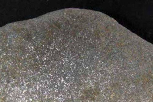 Tưởng khối đá 17kg là vàng, hóa ra thứ bên trong còn giá trị hơn thế