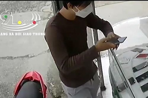 Clip: Nam thanh niên vờ hỏi mua điện thoại rồi cầm chạy mất, chủ cửa hàng 'phi' qua tủ kính đuổi theo