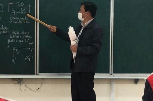 Bất ngờ được học sinh tặng hoa nhân ngày 20/11, hành động tiếp đó của thầy giáo khiến ai cũng rưng rưng