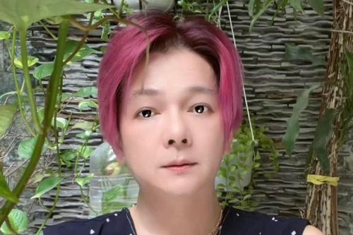 Vũ Hà khoe áo 'độc lạ' bà xã đích thân may tặng, còn cấm không được chê xấu