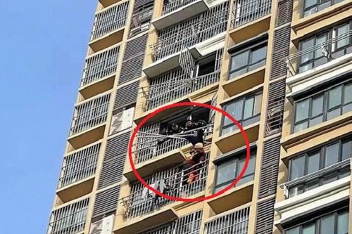 Clip: Thót tim cảnh cụ bà 82 tuổi sảy chân, treo lơ lửng bên ngoài ban công tầng 18