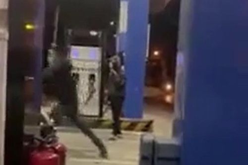 Clip: Nhóm thanh niên ẩu đả tại cây xăng Hà Nội, bất ngờ nhất là thái độ của nam nhân viên chứng kiến