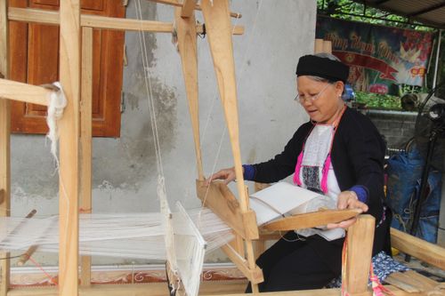 Phụ nữ người Dao giữ nghề truyền thống