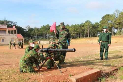Bộ CHQS tỉnh kiểm tra bắn kẹp nòng bài 1 súng ĐKZ an toàn tuyệt đối