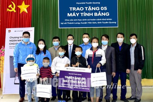 Tặng 10 máy tính bảng cho các em học sinh có hoàn cảnh khó khăn huyện Hàm Yên