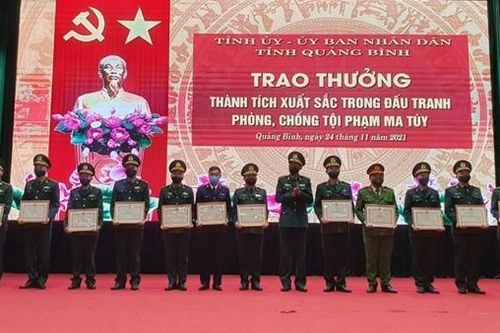 Trao thưởng chuyên án bắt hơn 340 nghìn viên ma túy tổng hợp qua biên giới