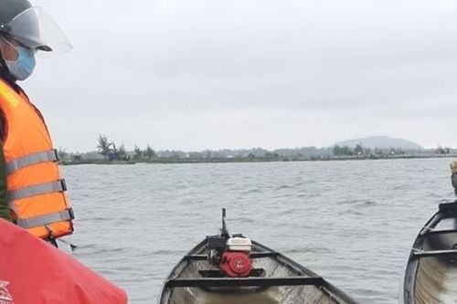 Vợ tử vong, chồng mất tích khi đánh cá trên đầm Cầu Hai