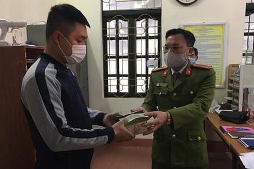 Chiến sỹ Công an nhặt được 290 triệu đồng, trả lại cho người đánh rơi
