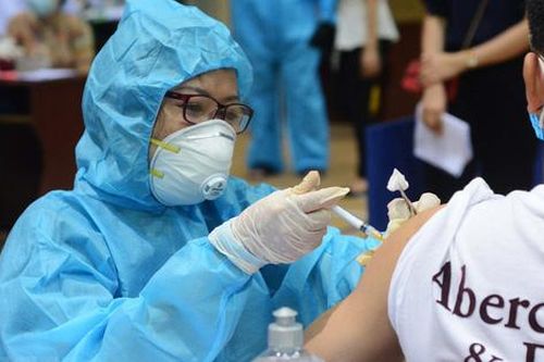 Chiều 24/11: Có 35 tỉnh, thành đạt tỷ lệ bao phủ vaccine phòng COVID-19 trên 50%; Dấu hiệu F0 chuyển nặng, phải vào viện cấp cứu