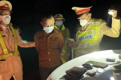 Vây bắt đối tượng mang hung khí, vận chuyển hơn 600 viên ma túy tổng hợp trong đêm