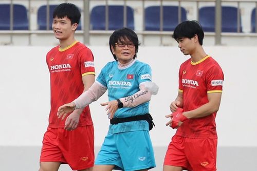 Công Phượng và Hoàng Đức tập riêng cùng bác sĩ tuyển Việt Nam