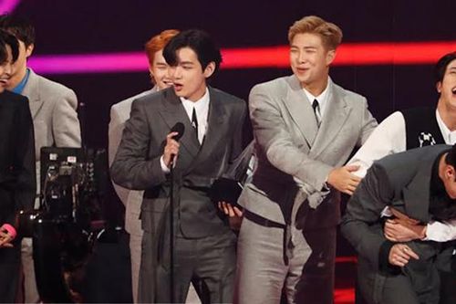 BTS: RM khiến Jungkook và V thấy lo lắng khi phát biểu tại AMA