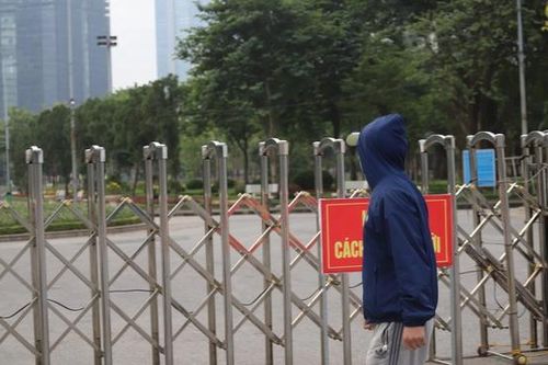 Hà Nội phong tỏa Công viên Cầu Giấy và tìm người đến chợ Đồng Xuân