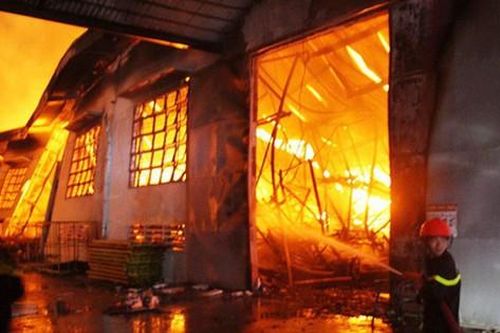Đồng Tháp: Say rượu, đập bình gas gây cháy nhà, khiến vợ cùng 2 con tử vong