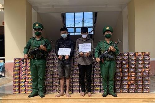 Bắt 2 đối tượng thu giữ gần 1 tấn pháo nổ