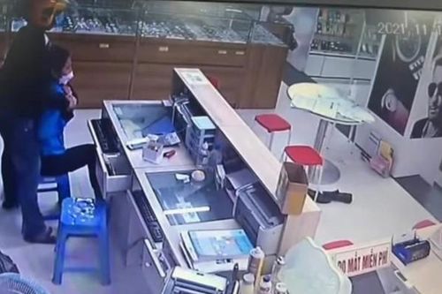 Khởi tố đối tượng kề dao vào cổ nhân viên cửa hàng điện thoại để cướp tài sản