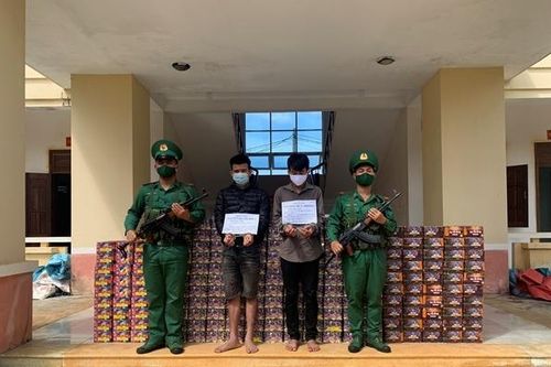 Vây bắt 2 đối tượng vận chuyển gần 1 tấn pháo