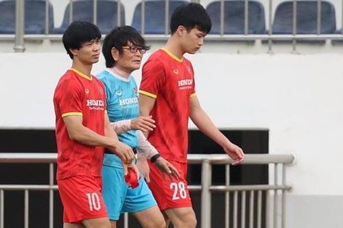 Công Phượng và Hoàng Đức phải tập riêng với bác sĩ Choi Ju Young