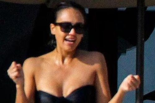 'Thiên thần bóng tối' Jessica Alba mặc bikini quây gợi cảm ở biển