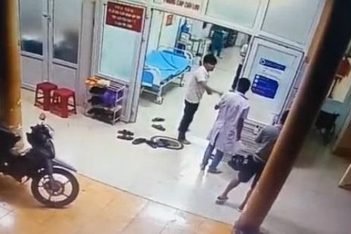 Tấn công nhân viên y tế khi đưa vợ tới cấp cứu, người chồng bị khởi tố