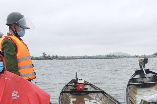 Lật ghe khi ra hồ tôm, 2 vợ chồng tử vong