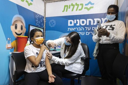 Israel tính tiêm mũi vaccine thứ 4 do lo ngại làn sóng COVID-19 mới