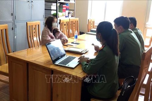 Xử phạt nặng người tung tin 'nước bảy màu' chữa được COVID-19