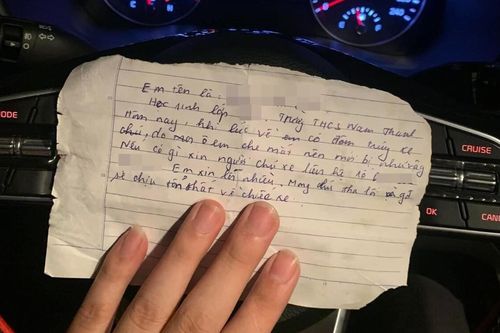 Đâm trúng xe ô tô khi đi dưới trời mưa, hành động của nam sinh lớp 8 nhận về vô số lời khen ngợi