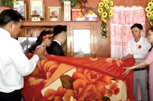 Netizen tò mò trước phong tục lạ miền Tây: Cô dâu chú rể trùm chăn 'lọ mọ trong tối' trước mặt khách