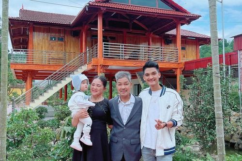 Cận cảnh ngôi nhà hoành tráng ốp 8.000 thanh gỗ được Mạc Văn Khoa dành tặng bố mẹ